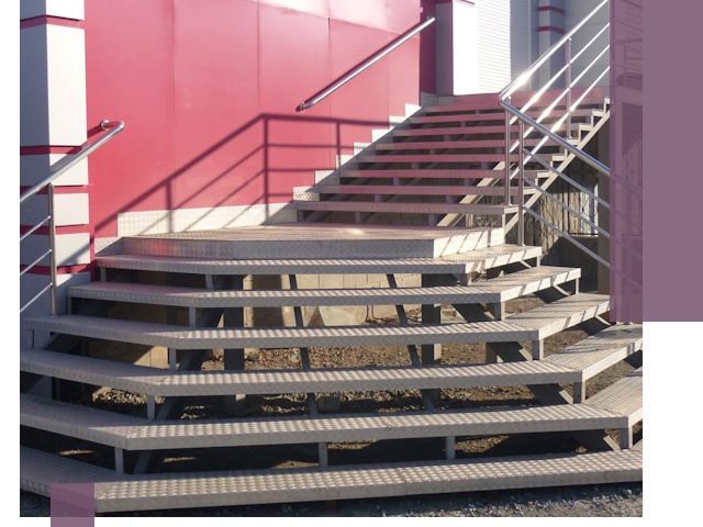 Лестницы для магазина в Белореченске — изготовление и монтаж