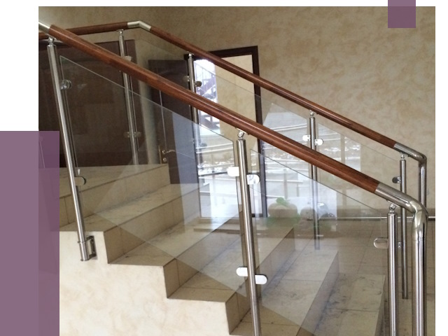 Комбинированные перила из металла и дерева в Белореченске