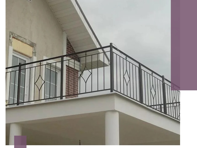 Изготовление балконных ограждений в Белореченске из металла и стекла